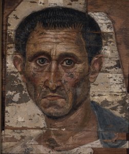 Een man in een blauwe mantel